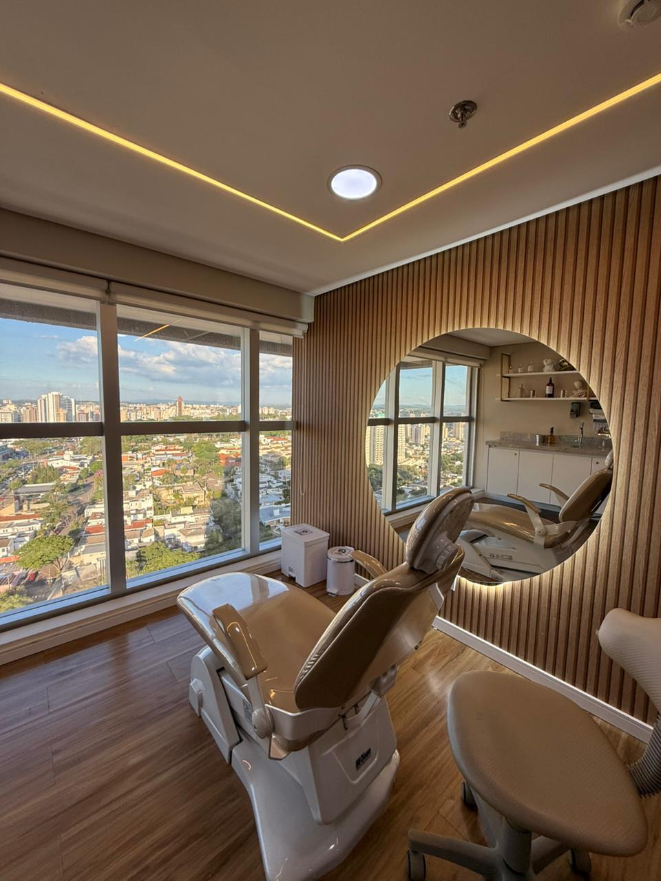Sala de atendimento da clínica de estética em Jundiaí com vista panorâmica